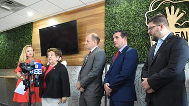 Las congresistas federales demócratas Debbie Mucarsel Powell, Donna Shalala, los senadores estatales demócratas José Javier Rodríguez y Javier Fernández, junto al representante de la embajada de Venezuela en EEUU, Gustavo Marcano.&nbsp;