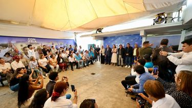 María Corina Machado rodea de sus equipos (Cortesía Vente Venezuela)