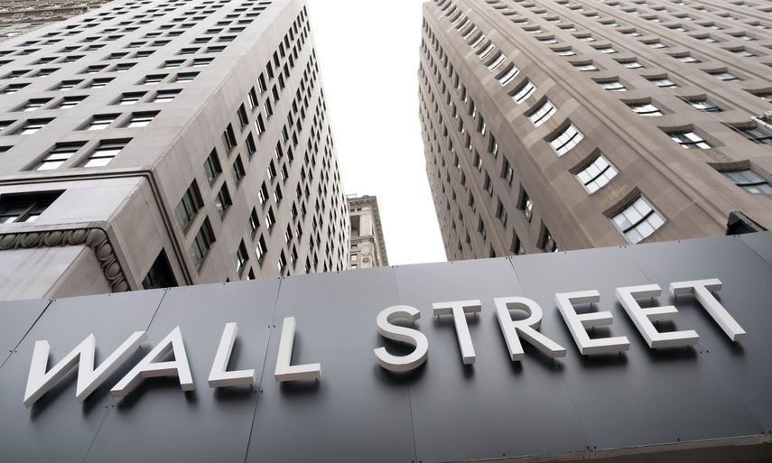 Letrero de Wall Street frente a la sede de la Bolsa de Nueva York.
