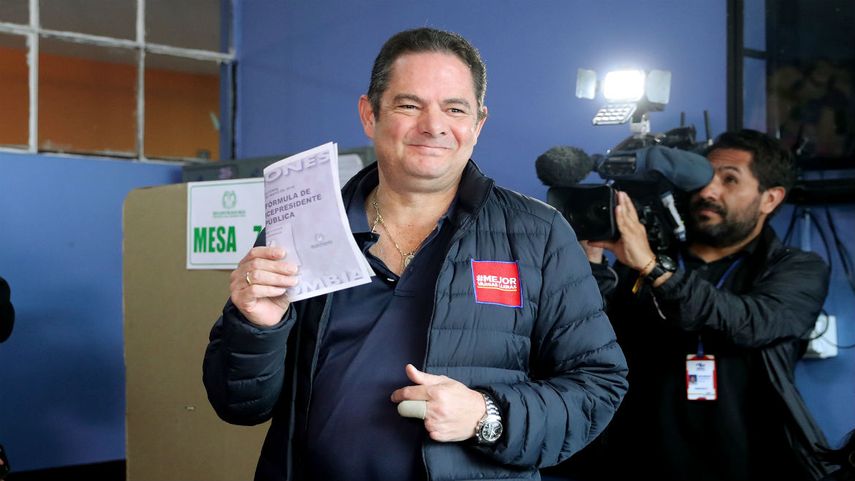 El candidato Germán&nbsp;Vargas&nbsp;Lleras&nbsp;vota en Bogotá