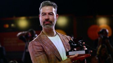 El cineasta mexicano David Pablos recibe un premio por su película En el camino, en el Festival de Cine de Venecia.&nbsp;