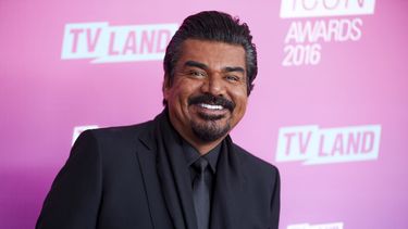 El actor George López está lanzando una nueva serie de libros.