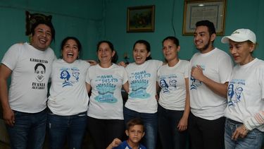 Ivania &Aacute;lvarez, segunda desde la izquierda, y Neyma Hern&aacute;ndez, en el centro, posan para una foto con familiares despu&eacute;s de su liberaci&oacute;n de la prisi&oacute;n en la casa de &Aacute;lvarez en Managua, Nicaragua, el lunes 30 de diciembre de 2019.&nbsp;