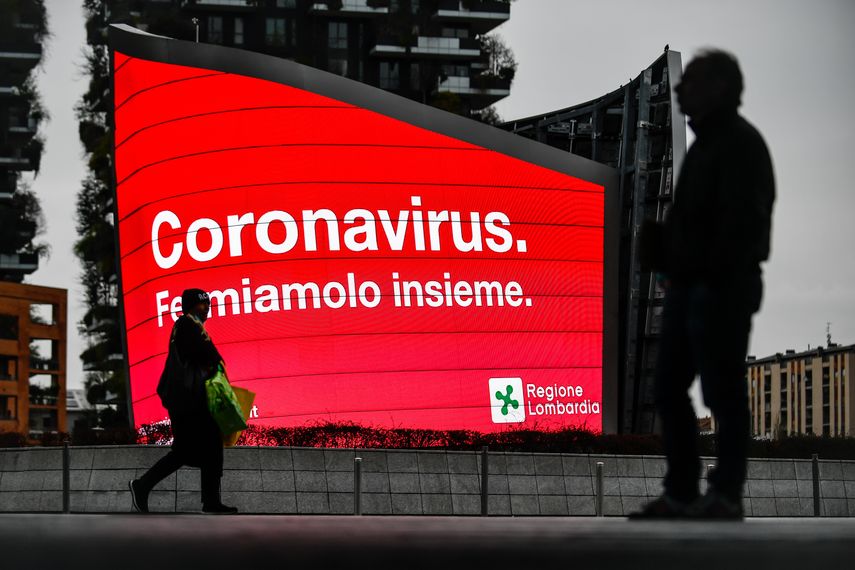 Un hombre camina por una avenida solitaria en Mil&aacute;n, Italia, en medio de la emergencia generada por la pandemia del coronavirus.