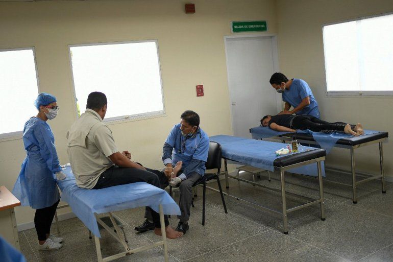 NOTICIA DE VENEZUELA  - Página 58 Trabajadores-la-salud-ayudan-recuperarse-pacientes-venezolanos-que-tuvieron-covid-19-el-centro-salud-administrado-el-regimen-el-barrio-coche-caracas-venezuela-el-jueves-25-febrero-2021-ap-fotomatias-delacroix