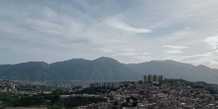 Vista acon el Parque Nacional Montaña El Ávila al fondo en Caracas, el 19 de junio de 2024.&nbsp;