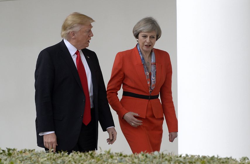 El presidente estadounidense, Donald Trump &nbsp;camina junto a Theresa&nbsp;May &nbsp;en la Casa Blanca, en Washington, Estados Unidos.&nbsp;