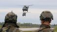 Los soldados observan helicópteros de la Fuerza Aérea Alemana despegando en el aeródromo de Pajuostis en Panevezys, Lituania, el 6 de mayo de 2025, durante los ejercicios militares Griffin Lightning 2025.