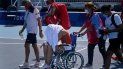 La española Paula Badosa sale de la cancha en una silla de rueda tras sentirse indipuesta durante un partido de cuartos de final del torneo de tenis de los Juegos Olímpicos de Tokio La española Paula Badosa sale de la cancha en una silla de rueda tras sentirse indipuesta durante un partido de cuartos de final del torneo de tenis de los Juegos Olímpicos de Tokio