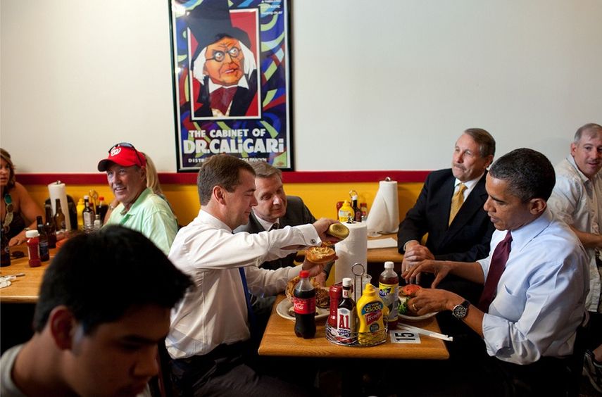 Barack Obama comiendo con el entonces presidente ruso Dmitri Medvédev en la hamburguesería Rays Hell-Burger en Arlington, Virginia, el 24 de junio de 2010. (dpa) 