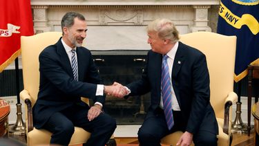 El presidente de Estados Unidos Donald&nbsp;Trump&nbsp;(d) saludando al Rey&nbsp;Felipe&nbsp;VI durante el encuentro que ambos mandatarios y sus esposas mantuvieron en la Casa Blanca.