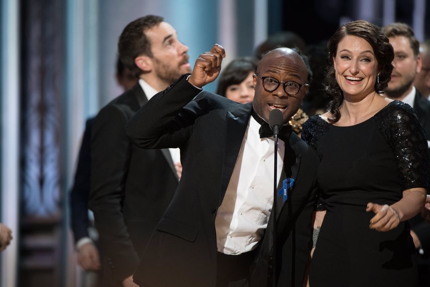 Barry Jenkins and Adele Romanski reciben el premio a la mejor película por la cinta Moonlight.