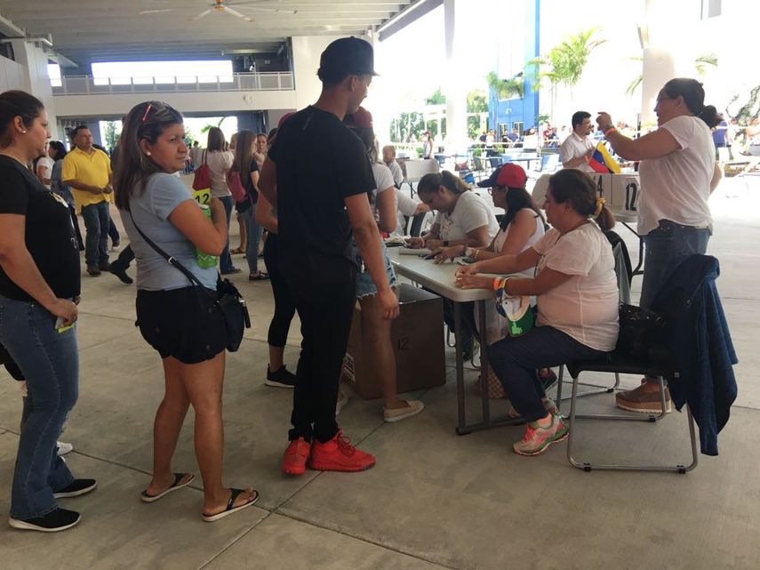 Ante la alta afluencia, el proceso se extendió hasta las seis de la tarde de este domingo.
