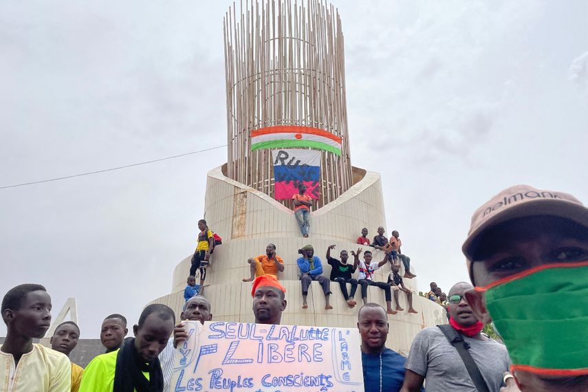 Los partidarios de las fuerzas de seguridad y defensa de Níger se reúnen durante una manifestación frente a la asamblea nacional en Niamey el 27 de julio de 2023.