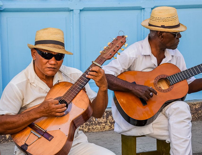 Músicos se buscan la vida en una calle de La habana.