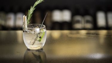 Para esperar la comida, o simplemente para pasar un rato agradable también ofrecen gin tonics.