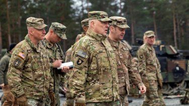 El general Mark Milley, se reúne con los líderes del Ejército de Estados Unidos responsables del entrenamiento colectivo de los ucranianos en el Área de Entrenamiento de Grafenwoehr, en Grafenwoehr, Alemania.&nbsp;