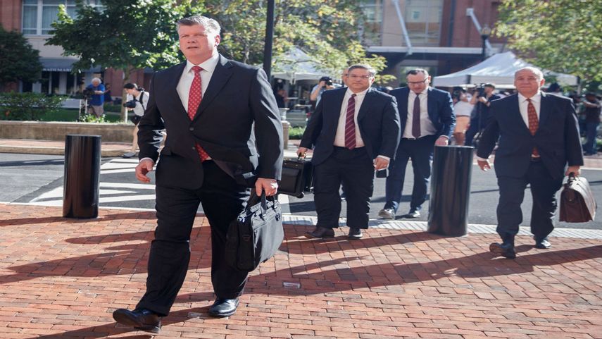 Los abogados de Paul Manafort llegan al Tribunal del Distrito en Alexandria, Virginia.