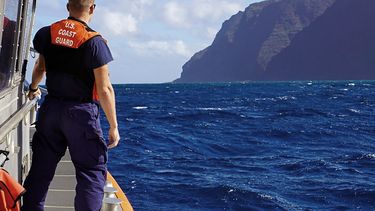 El escampav&iacute;as William Hart de la Guardia Costera de Estados Unidos se dirige hacia el litoral de Na Pali, en la isla hawaiana de Kauai, el viernes 27 de diciembre de 2019, tras la ca&iacute;da en la zona el d&iacute;a anterior de un helic&oacute;ptero tur&iacute;stico con siete personas a bordo.&nbsp;