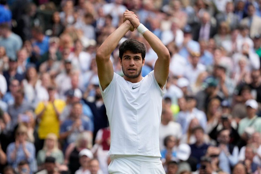 El español Carlos Alcaraz celebra tras vencer al danés Holger Rune en los cuartos de final de Wimbledon, el miércoles 12 de julio del 2023.&nbsp;
