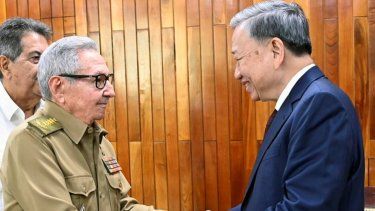 Raúl Castro Ruz junto al secretario general del Partido Comunista de Vietnam, To Lam.