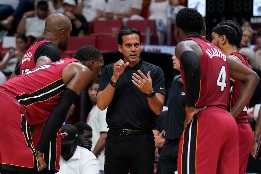 Erik Spoelstra, centro, coach del Heat de Miami, habla con los jugadores del equipo en lo que los árbitros revisan una jugada en la repetición, en el Juego 5 de la primera ronda, en contra de los Hawks de Atlanta, el martes 26 de abril de 2022, en Miami. 