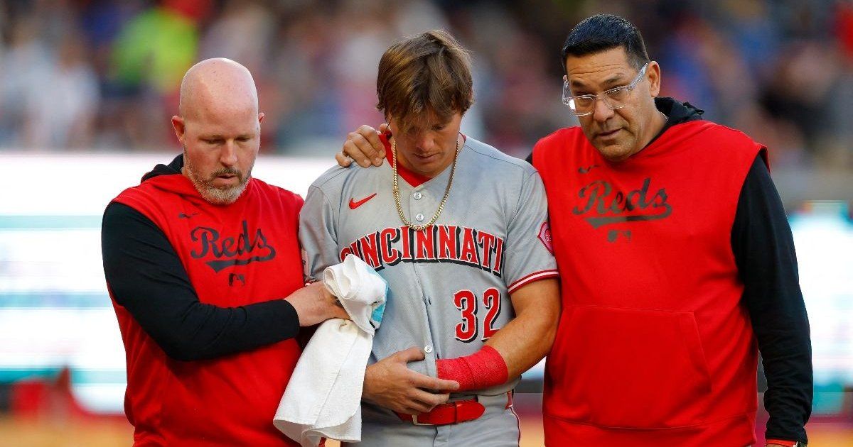 Pelotero de los Rojos de Cincinnati sufre escalofriante lesión en pleno juego