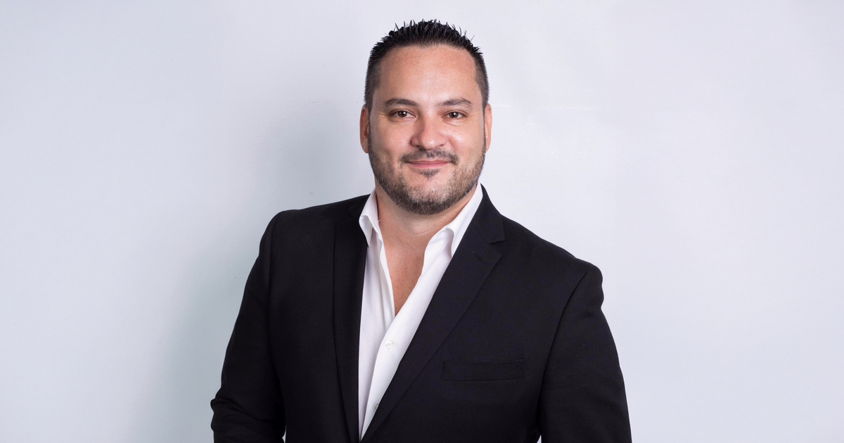 Candidato a alcalde de Miami compara su historia con la de miles de residentes