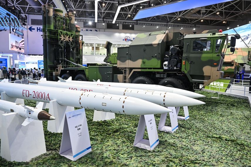Imagen referencial de un sistema de defensa aérea y antimisiles HQ-9BE se exhibe durante la 15.ª Exposición Internacional de Aviación y Aeroespacial de China en Zhuhai, provincia de Guangdong, sur de China, el 14 de noviembre de 2024.&nbsp;
