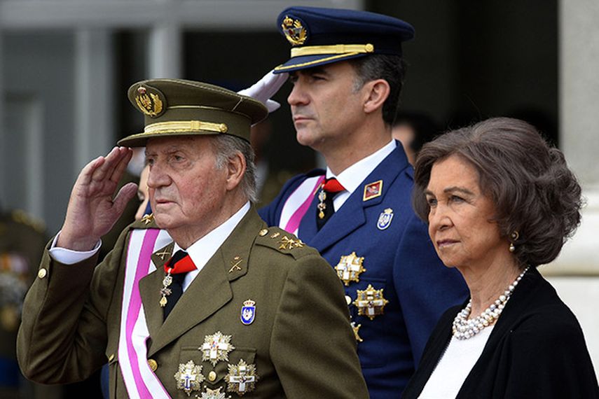 El príncipe heredero Felipe de Borbón (centro) el rey Juan Carlos (izquierda) y la reina Sofía durante el desfile anual de la pascua militar el 6 de enero de 2014 en Madrid, España. Felipe se hará cargo del trono tras la abdicación de su padre. (AP)