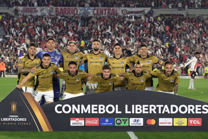 Los jugadores de Colo Colo posan para una foto de equipo durante el partido de vuelta de los cuartos de final de la Copa Libertadores