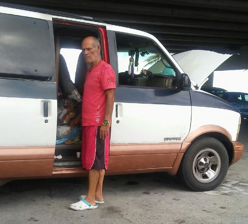 El opositor cubano Orlando Fundora y su esposa se auxilian de una furgoneta y de poquísimos enseres para sobrevivir el día a día. 