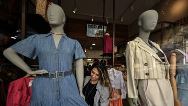 Una vendedora viste un maniquí de talla grande en una tienda en Sao Paulo, Brasil, el 4 de agosto de 2023.&nbsp; &nbsp;