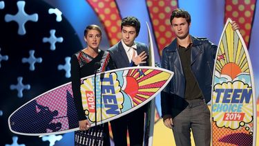 De izq. a der.: Shailene Woodley, Nat Wolff y Ansel Elgort aceptan el prmio a la mejor película dramática por Bajo la misma estrella. (AP)