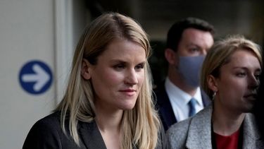 Frances Haugen, una exempleada de Facebook que ha denunciado públicamente las prácticas de la empresa tecnológica, sale del Parlamento en Londres luego de una audiencia el lunes 25 de octubre de 2021.