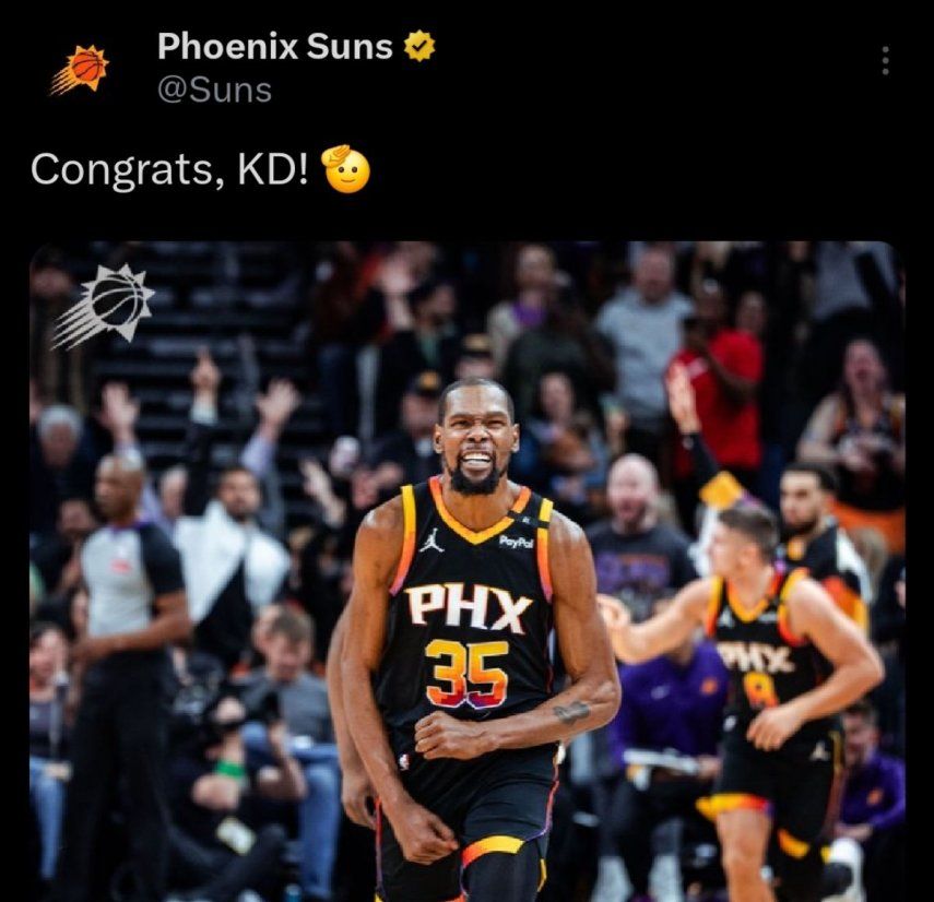 El estelar alero de los Phoenix Suns,&nbsp; Kevin Durant celebra el tiro libre anotado oara llegar a la cufra de 30.000 puntos en la NBA