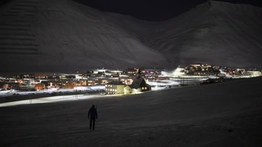 El residente del poblado de Svalbard Kirke, Lars-Olav Tunheim, desciende de la montaña Plataberget durante una caminata en Longyearbyen, Noruega, el miércoles 11 de enero de 2023. A medida que el cambio climático afecta al archipiélago de Svalbard más rápido y más profundo que el resto del mundo, su pastora está ayudando a la comunidad de mineros y ambientalistas a luchar contra la transformación en este desierto gélido implacable e imponente. 