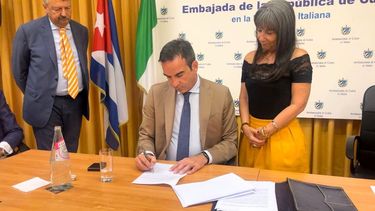 Firma de acuerdo sobre médicos cubanos.&nbsp;