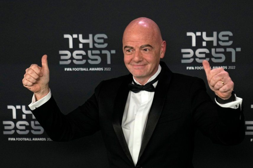 El presidente de la FIFA, Gianni Infantino, posa previo a la ceremonia de los premios The Best, el lunes 27 de febrero de 2023, en París.