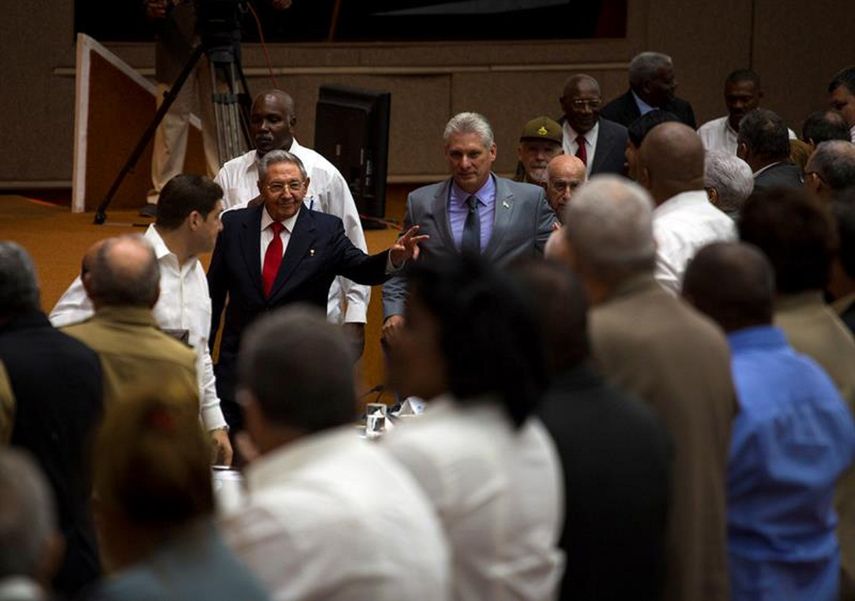 Diaz-Canel entra al Congreso cubano junto al dictador saliente Raúl Castro