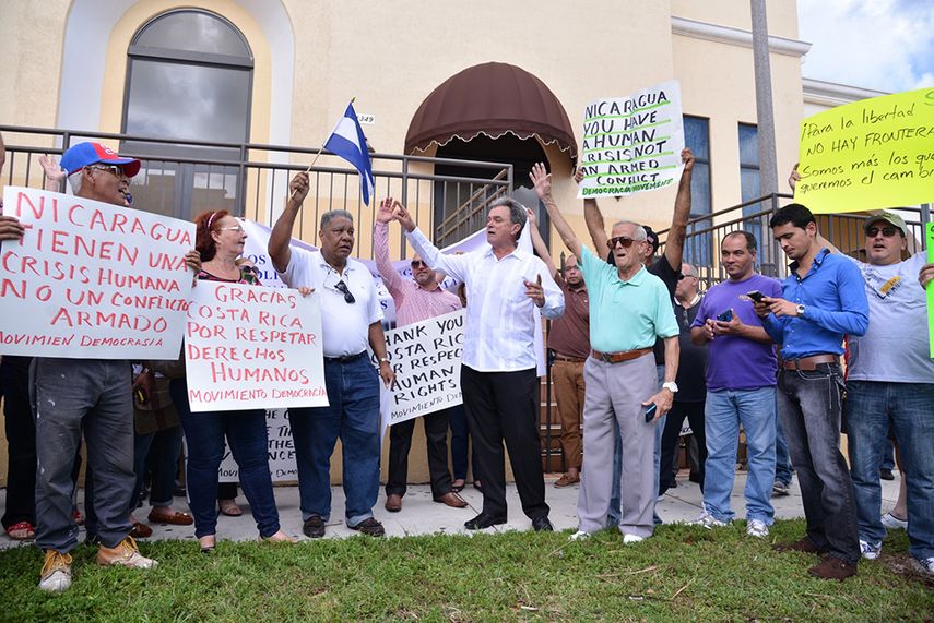 Ramón Saúl Sánchez (tercero de der. a izq.) encabeza la protesta de exiliados cubanos el martes frente al consulado de Nicaragua en Miami. (ÁLVARO MATA)