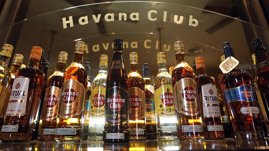 Fotografía de archivo fechada el 27 de febrero de 2016 de varias botellas del ron Havana Club en un local de La Habana, Cuba.