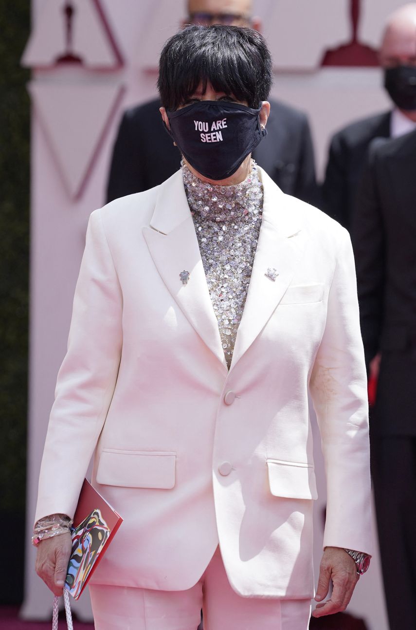 La compositora Diane Warren, nominada en la categoría de Mejor canción original por Io Si, posa con su inigualable estilo en la alfombra roja de los Oscar 2021.&nbsp;