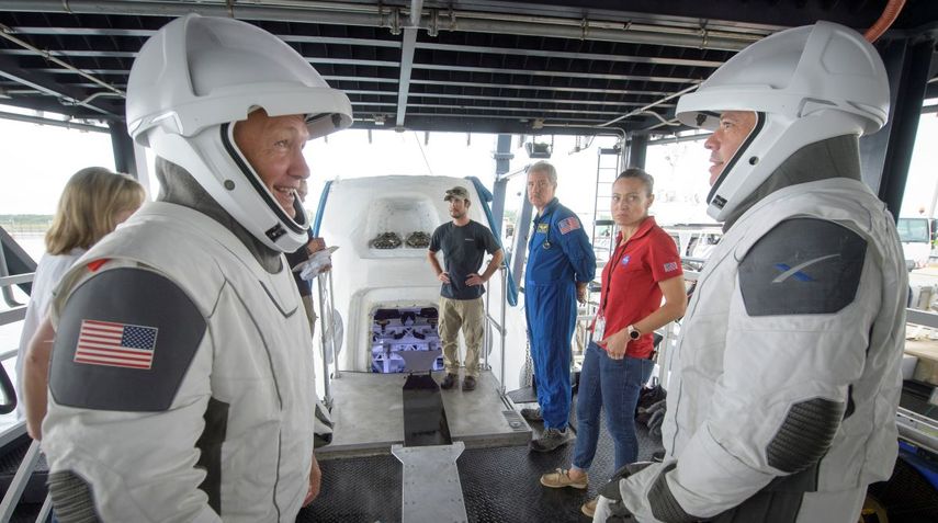 &nbsp; Los astronautas de la NASA Doug Hurley, izquierda, y Bob Behnken junto con equipos de la agencia espacial y la empresa SpaceX ensayan c&oacute;mo salir de la c&aacute;psula Crew Dragon que transportar&aacute; a seres humanos a la Estaci&oacute;n Espacial Internacional, en Cabo Ca&ntilde;averal, Florida, EEUU.&nbsp;ARCHIVO - 13 de agosto de 2019. &nbsp;