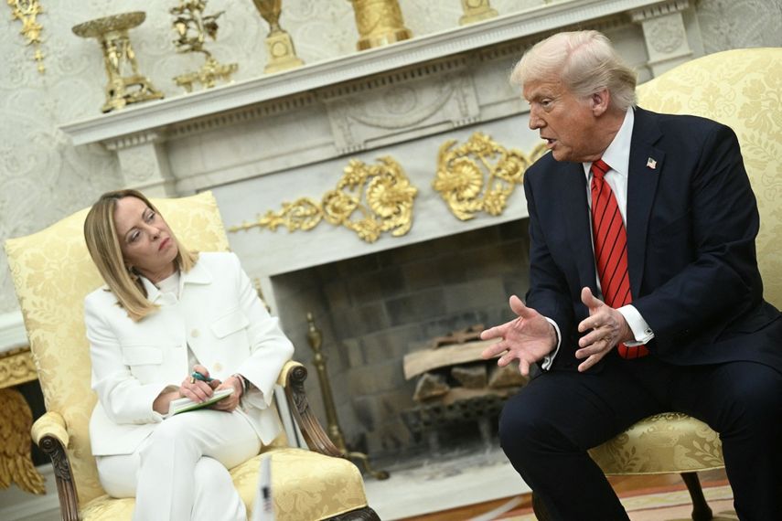 El presidente de Estados Unidos, Donald Trump, se reúne con la primera ministra italiana, Giorgia Meloni, en la Oficina Oval de la Casa Blanca en Washington D.C., el 17 de abril de 2025