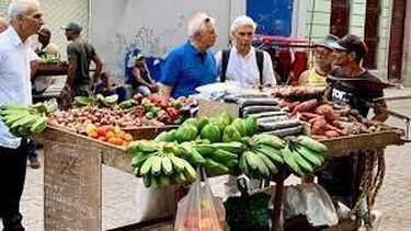 Borrell, de recorrido por La Habana Vieja, en Cuba.