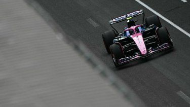 El piloto argentino de Alpine, Franco Colapinto, conduce durante una sesión de práctica del Gran Premio de Azerbaiyán de Fórmula Uno en el Circuito de la Ciudad de Bakú en Bakú el 19 de septiembre de 2025. 