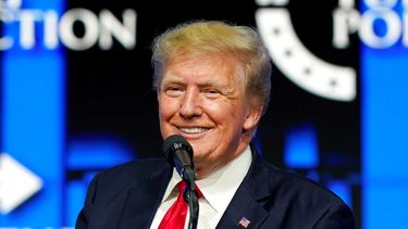 El expresidente Donald Trump habla con miles de partidarios en una reunión de Turning Point Action en Phoenix, Arizona. &nbsp;