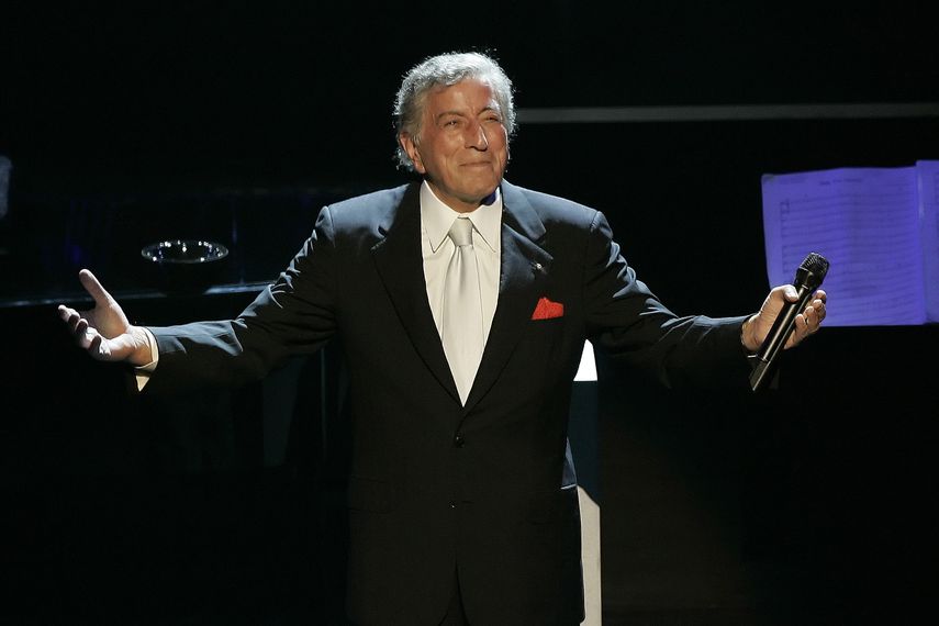 Tony Bennett agradece los aplausos después de cantar I left My Heart in San Francisco en el festejo de sus 80 años en el teatro Kodak, en Los Ángeles, el 9 de noviembre de 2006.