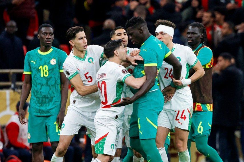 Jugadores de Senegal y Marruecos se enfrentaron durante la final de la Copa Africana de Naciones (CAN) entre Senegal y Marruecos en el Estadio Príncipe Moulay Abdellah de Rabat el 18 de enero de 2026. Senegal fue despojado de su título de la Copa Africana de Naciones por la Confederación Africana de Fútbol (CAF) debido al abandono del campo por parte de sus jugadores durante la final, y Marruecos fue declarado campeón, según anunció la CAF el 17 de marzo de 2026. La CAF confirmó que la apelación de la Real Federación Marroquí de Fútbol fue aceptada, revocando la decisión previa del Comité Disciplinario de la CAF que había permitido a Senegal conservar su victoria.